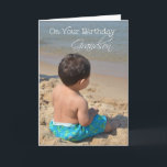 Grandson Birthday, Junge am Strand Karte<br><div class="desc">Eine Geburtstagskarte für einen Großsohn mit einem Foto eines dunkelhaarigen Jungen mit hellblauen Hosen,  der im Sand am Strand mit etwas weiter entferntem Wasser sitzt.</div>
