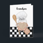 Grandson Birthday Whimsical Gnome Baker Backen Karte<br><div class="desc">Diese Karte ist eine schöne und anpassbare Schöpfung, sorgfältig entworfen, um den Geburtstag Ihres Enkels mit Charme und Laune zu feiern. Diese Karte eignet sich für Personen jeden Alters, einschließlich Erwachsene, Jugendliche und ältere Empfänger. Die Zwergfigur trägt einen Bäckerhut und eine Schürze, die einen zauberhaften und spielerischen Geist verkörpert. Der...</div>