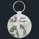 Grandtochter Elegant Hummingbird Button Schlüssela Schlüsselanhänger<br><div class="desc">Geben Sie Ihrer Enkelin einen schönen Ruby Throated Hummingbird Schlüsselanhänger zum Geburtstag oder zu jedem Anlass. Dieses Design entstand aus meiner originalen Aquarellmalerei. Ideal für Frauen, die Vögel, Gärten und Natur lieben. Genießen Sie den Anblick eines friedlichen Kolibri, der in einem Garten voller Blume flattert. Stilvolle Creme-, Rosa-, Grau- und...</div>