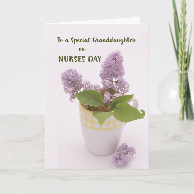 Grandtochter Nurses Day mit Lilacs in Coffee Cup Karte (Vorderseite)