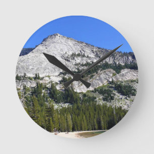 Granite Mountains at Tenaya Lake, Yosemite, CA Runde Wanduhr