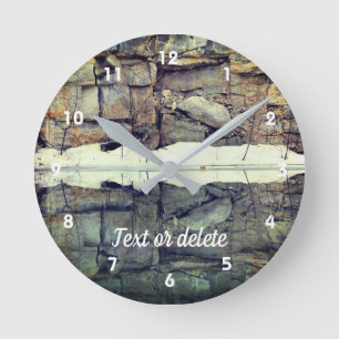 Granitfelswand Reflection in Pond Personalisiert Runde Wanduhr
