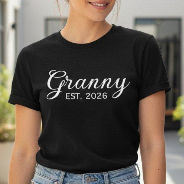 Granny Est 2026 Pregnancy Announcement New Grandma T-Shirt (Von Creator hochgeladen)