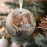 Granny Oma Script Overlay Ornament Aus Glas<br><div class="desc">Schaffen Sie ein süßes Geschenk für eine besondere Großmutter mit diesem schönen individuellen Ornament. "Oma" erscheint als elegantes weißes Skript-Overlay auf Ihrem Lieblings-Foto von Oma und ihrem Enkel oder Enkelkindern.</div>