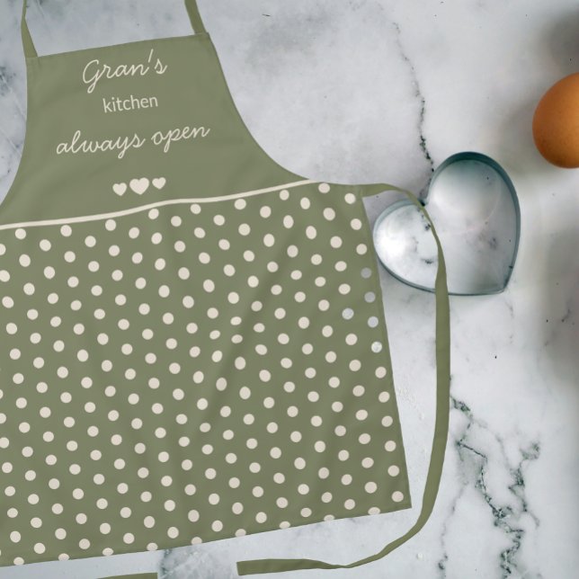 Gran's Kitchen Always Open Olive Green Polka Dot Schürze (Von Creator hochgeladen)