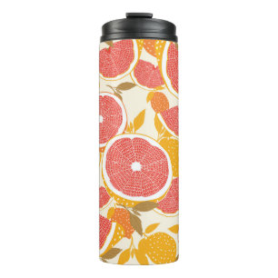 Grapefruit und halbierte Scheiben mit Blätter auf Thermosbecher