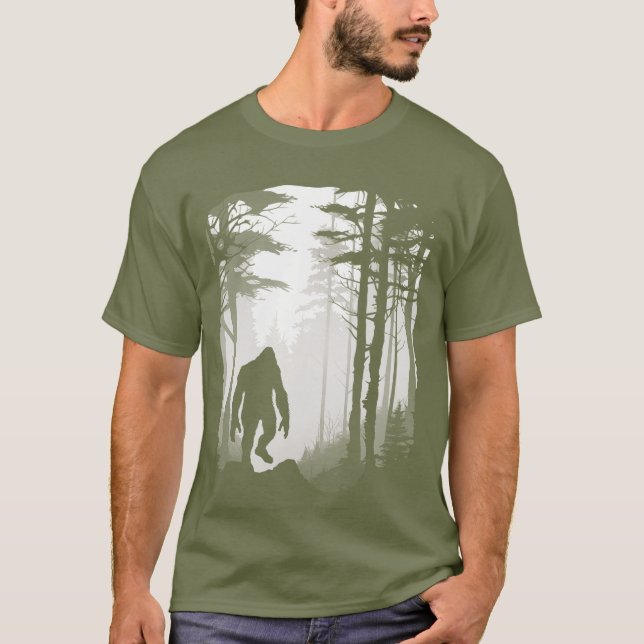 Graphic Bigfoot Sasquatch Silhouette Forest Mist T-Shirt (Vorderseite)