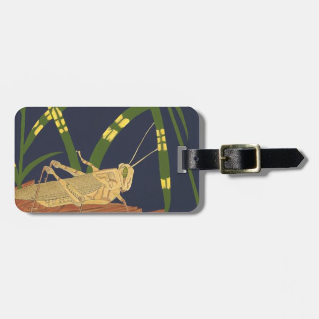 Grasshopper in grünem Gras im blauen Hintergrund Gepäckanhänger (Vorderseite horizontal)