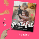 Gratea Black and White Script Custom Foto Puzzle<br><div class="desc">Zieh dir ein schönes Sake-Rätsel. Fügen Sie Ihr Lieblings-Foto hinzu und passen Sie die Textbereiche an,  um es für Sie oder als Geschenk einzigartig zu machen. Design bietet ein modernes Schwarz-Weiß-Blockskript für das Wort dankbar.</div>