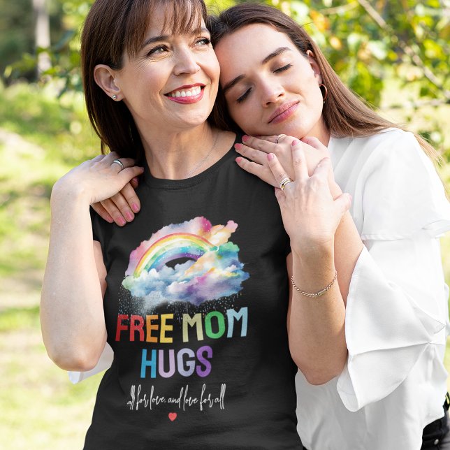 Gratis Mama Hugs LGBTQ Pride Rainbow T-Shirt (Von Creator hochgeladen)