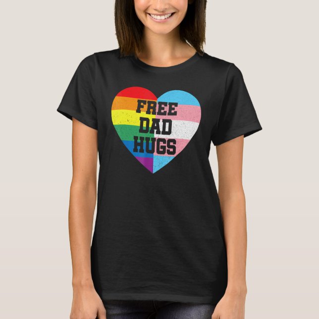 Gratis Vater Hugs Lgbt Pride Month 2022 Lgbtq Esse T-Shirt (Vorderseite)