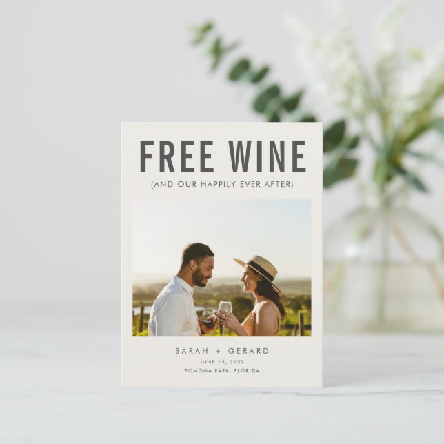 Gratis Wein (und unser Glück nach) Hochzeit Ankündigungspostkarte (Stehend Vorderseite)