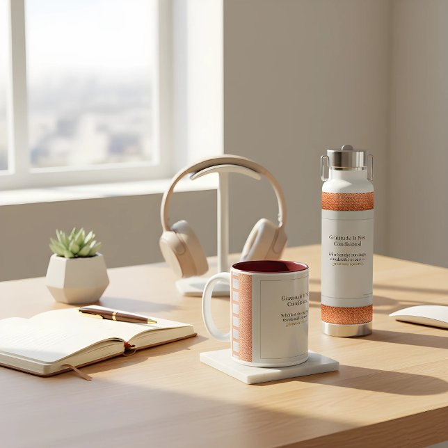 Gratitude Remains: Cozy Up with This Affirmation   Zweifarbige Tasse (Stay centered with the Gratitude Remains™ duo—a ritual of presence for every rhythm of life. ✨)