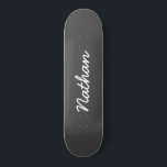 Grau anpassbar skateboard<br><div class="desc">Graues,  individualisierbares Skateboard. Ein elegantes,  schwarzes,  trendiges Skateboard. Personalisieren Sie mit einem eigenen Namen. Machen Sie ein lustiges Geschenk für sich selbst oder ein Geburtstagsgeschenk für jemanden,  den Sie Liebe.</div>
