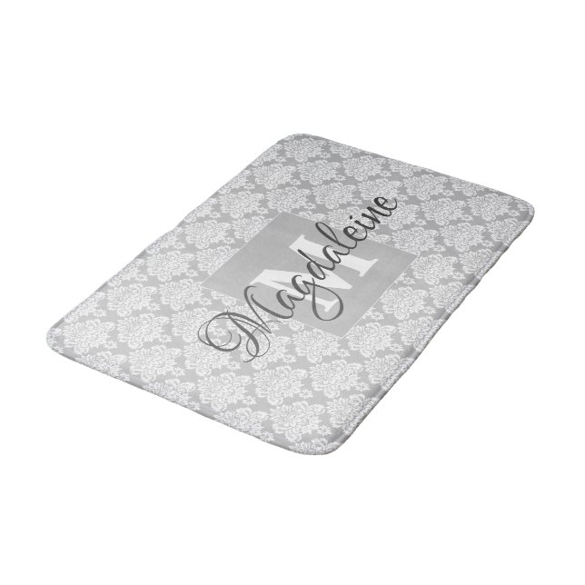 Grau Damaske Bath Mat mit Monogramm und Name Badematte (Schrägansicht)