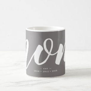 Grau Einfache Typografie Mama EST. Mug Kaffeetasse