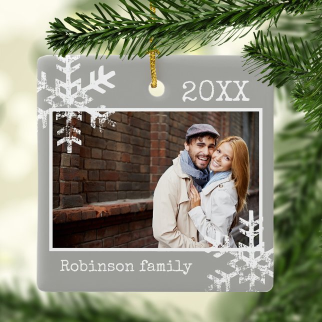 Grau Foto Ornament mit Schneeflocken (Rustic Snowflake holiday Christmas design that can be personalized and makes a perfect keepsake.)
