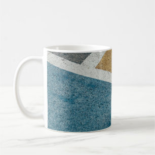 Grau, gelb und blau gestrichene Bürgersteige Kaffeetasse
