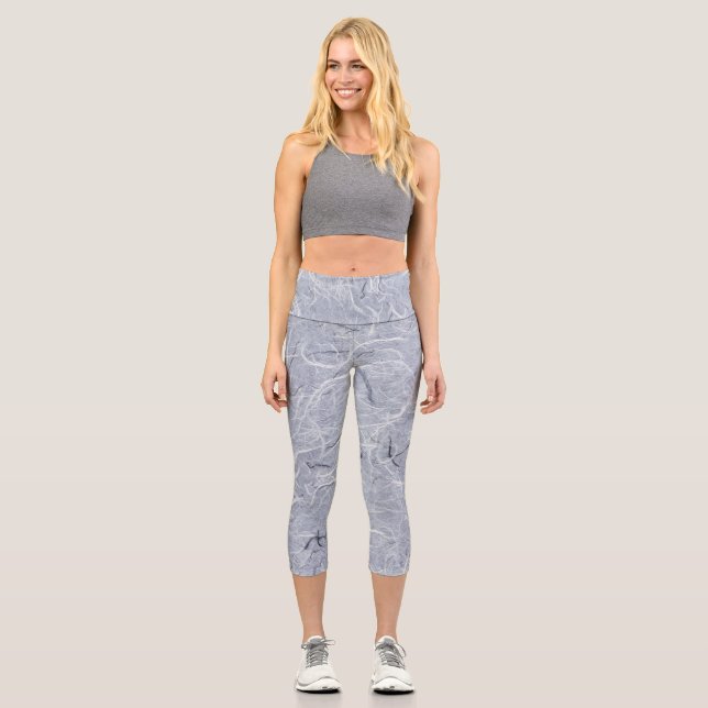 Grau mit weißen und schwarzen Weisen Capri Leggings (Vorderseite)