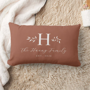 Grau-orange personalisiertes Familienname-Monogram Lendenkissen