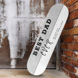 Grau Rustikaler Bester Vater je Typografie Vaterta Skateboard<br><div class="desc">Grauer Rustikaler Bester Vater je Typografie Vatertag Skateboard. Trendy Typografie auf grauem rustikalem Hintergrund. Fügen Sie Ihre Namen hinzu. Dieses moderne,  maßgeschneiderte Skateboard ist ein perfektes Geschenk für einen Papa am Vatertag,  Geburtstag oder Weihnachten und einen süßen Sake.</div>