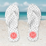 Grau und Coral Trellis Monogram Flip Flops<br><div class="desc">Maßgeschneiderte,  bedruckte Flop-Sandalen mit einem stilvollen,  modernen Trellis-Muster und einem eigenen Monogramm oder einem anderen Text in einem Kreisrahmen. Klicken Sie auf Anpassen,  um Schriftart und Farben zu ändern oder eigene Bilder hinzuzufügen,  um ein einzigartiges Design zu erstellen!</div>