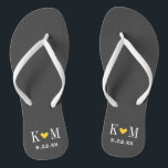 Grau und gelb Moderne Hochzeitmonogramm Flip Flops<br><div class="desc">Maßgeschneiderte gedreht Flop-Sandalen personalisiert mit einem niedlichen Herz und Ihre Monogramm-Initialen und Hochzeitstermin. Klicken Sie auf Anpassen,  um Schriftart und Farben zu ändern oder eigene Bilder hinzuzufügen,  um ein einzigartiges Design zu erstellen!</div>