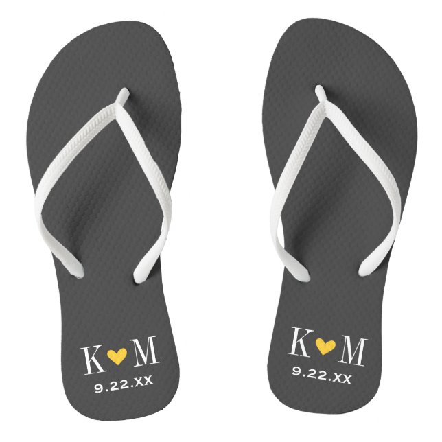 Grau und gelb Moderne Hochzeitmonogramm Flip Flops (Fußbett)