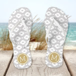 Grau und Gold Aztec Monogram Flip Flops<br><div class="desc">Maßgeschneiderte,  bedruckte Flop-Sandalen mit einem geometrischen Aztec-Muster und einem eigenen Monogramm oder einem anderen Text in einem Kreisrahmen. Klicken Sie auf Anpassen,  um Schriftart und Farben zu ändern oder eigene Bilder hinzuzufügen,  um ein einzigartiges Design zu erstellen!</div>