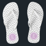 Grau und Lila Zickzack Flip Flops<br><div class="desc">Maßgeschneiderte,  bedruckte Flop-Sandalen mit einem stilvollen,  modernen Zickzack Muster und einem eigenen Monogramm oder einem anderen Text in einem Kreisrahmen. Klicken Sie auf Anpassen,  um Schriftart und Farben zu ändern oder eigene Bilder hinzuzufügen,  um ein einzigartiges Design zu erstellen!</div>