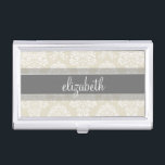 Grau- und Linenmuster Vintag Damask Muster mit Nam Visitenkarten Dose<br><div class="desc">Zeigen Sie Ihren Stil mit einem eleganten Muster mit einem eleganten Schriftart,  der für eine weibliche Frau entworfen wurde. Fügen Sie Ihren Namen oder Ihre Monogramm hinzu. Wenn Sie das Kunstwerk anpassen müssen,  klicken Sie auf die Schaltfläche Anpassen,  um Änderungen vorzunehmen.</div>