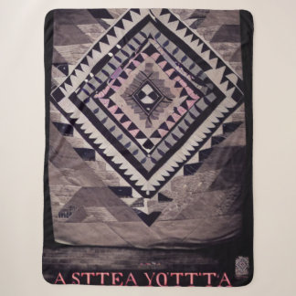 Grau und rosa Aztec Quilt Sherpadecke