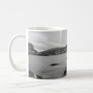 GRAU UND SCHWARZE BERGE IN DER NÄHE DES KÖRPERWA KAFFEETASSE