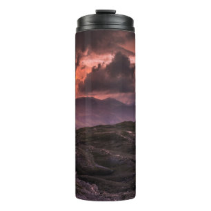 GRAU UND SCHWARZE BERGE UNTER DEM SCHÖNEN HIMMEL  THERMOSBECHER