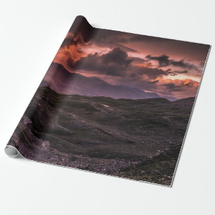GRAU UND SCHWARZE BERGE UNTER DEM SCHÖNEN HIMMEL W GESCHENKPAPIER