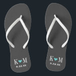 Grau und Türkis Moderne Hochzeitsmonogramm Flip Flops<br><div class="desc">Maßgeschneiderte gedreht Flop-Sandalen personalisiert mit einem niedlichen Herz und Ihre Monogramm-Initialen und Hochzeitstermin. Klicken Sie auf Anpassen,  um Schriftart und Farben zu ändern oder eigene Bilder hinzuzufügen,  um ein einzigartiges Design zu erstellen!</div>