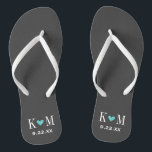 Grau und Türkis Moderne Hochzeitsmonographie Flip Flops<br><div class="desc">Maßgeschneiderte gedreht Flop-Sandalen personalisiert mit einem niedlichen Herz und Ihre Monogramm-Initialen und Hochzeitstermin. Klicken Sie auf Anpassen,  um Schriftart und Farben zu ändern oder eigene Bilder hinzuzufügen,  um ein einzigartiges Design zu erstellen!</div>