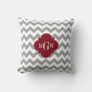 Grau Weiß Chevron Burgunderrot Vierpass 3 Monogram Kissen