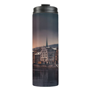 GRAU-WEISS-KONKRETES GEBÄUDE IN DER NÄHE DES WAS THERMOSBECHER