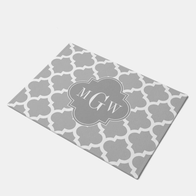 Grau weiß marokkanisch #5 Dk Gray 3 Initial Monogr Fußmatte (Schrägansicht)