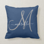 Grau-weiße Monogram Navy Blue Throw Pillow Kissen<br><div class="desc">Personalisiertes mit Monogramm Kissen in Grau und Weiß mit einem Script-Schriftart auf marineblau Hintergrund. Einfache Eleganz.</div>