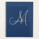 Grau-White Monogram Navy Blue Planer<br><div class="desc">Personalisierter mit Monogramm Planer in Grau und Weiß mit einem Schriftart auf marineblau Hintergrund. Einfache Eleganz.</div>