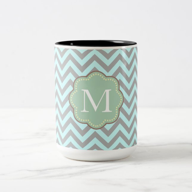 Graue Aqua Zickzack Stripes Monogramm Zweifarbige Tasse (Mittel)