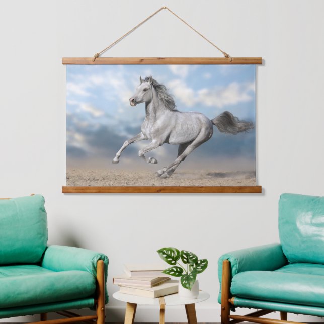 Graue arabische Pferdegalopp durch sanfte Landscha Wandteppich Mit Holzrahmen (Wohnzimmer)