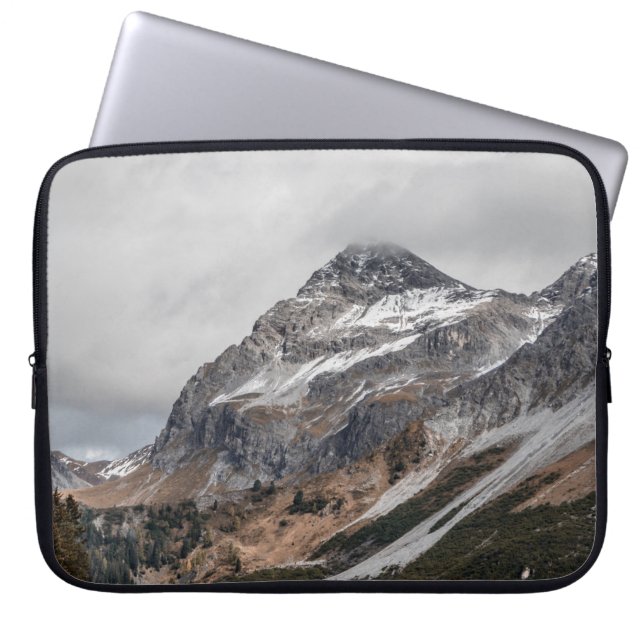 GRAUE BERGE MIT SCHNEE UMGEBEN MIT TR LAPTOPSCHUTZHÜLLE (Vorderseite)