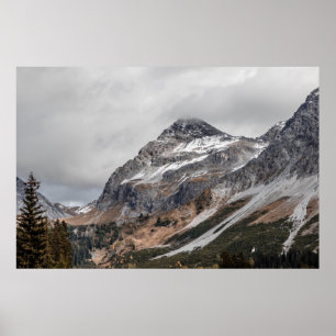 GRAUE BERGE MIT SCHNEE UMGEBEN MIT TR POSTER