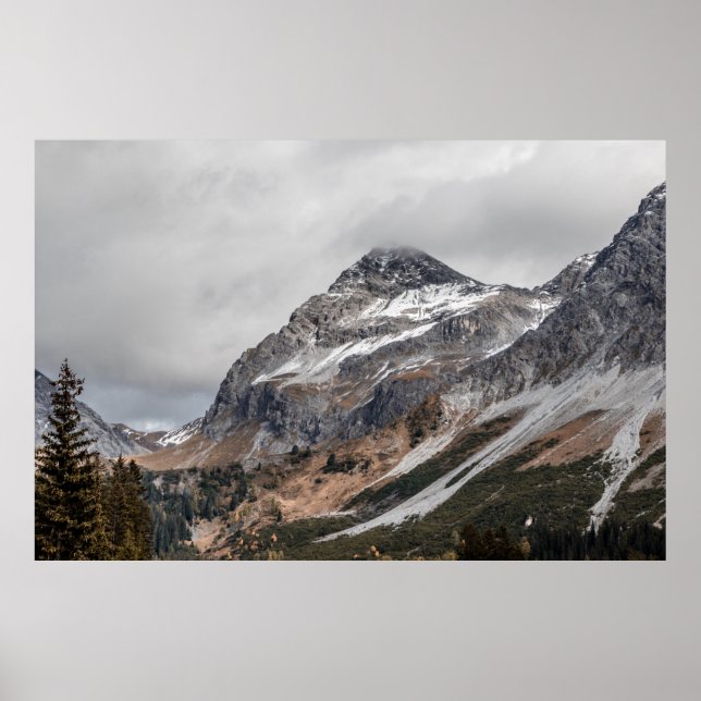 GRAUE BERGE MIT SCHNEE UMGEBEN MIT TR POSTER (Vorne)