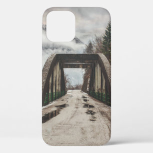 GRAUE BETONBOGENBRÜCKE NEBEN BLATTLOSEM BAUM IN DE Case-Mate iPhone HÜLLE