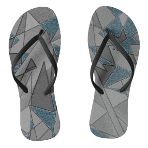 Graue Dreiecksausschnitte mit groben dunkelblauen Flip Flops