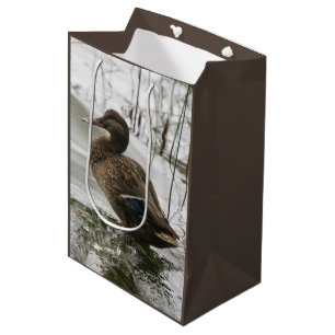 Graue Ente auf dem dunklen See Mittlere Geschenktüte